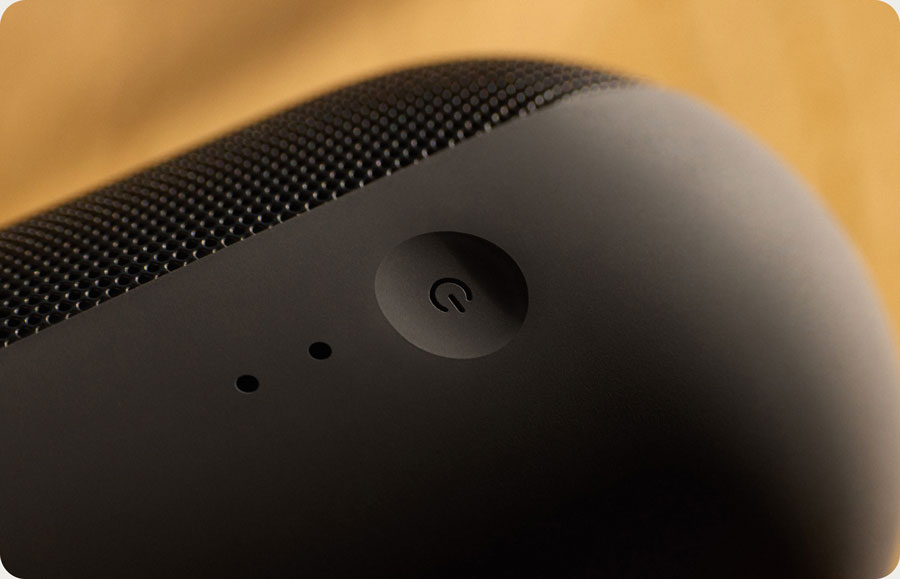 模特手握 Beats Pill 的图片